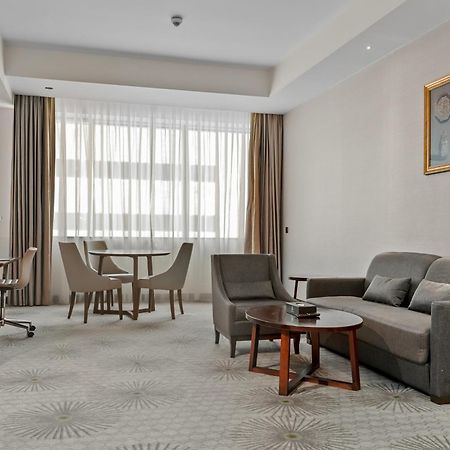 מכה Holiday Suites Al Azizia מראה חיצוני תמונה A room at the hotel
