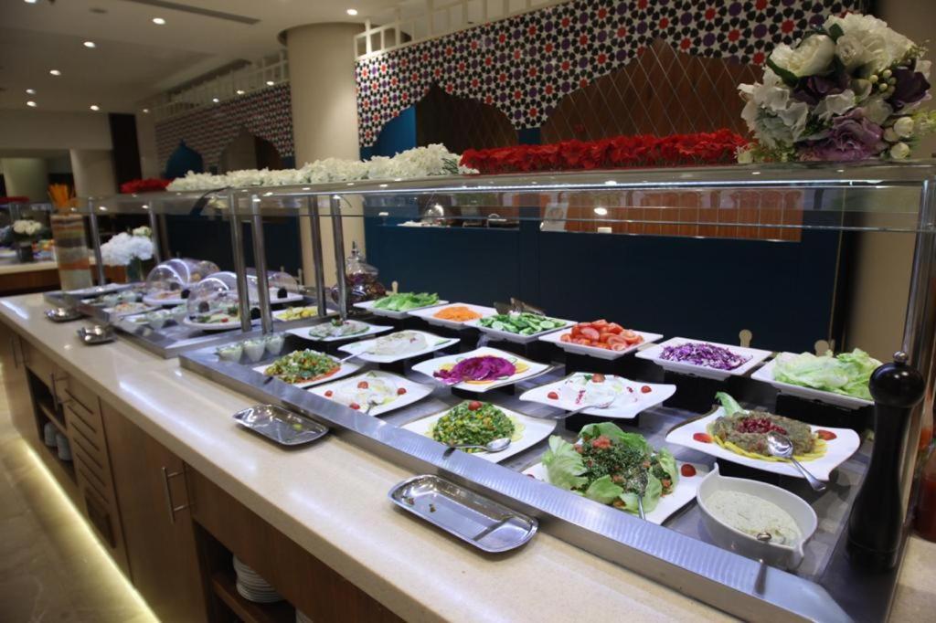 מכה Holiday Suites Al Azizia מראה חיצוני תמונה A buffet at a luxury hotel in Antalya, Turkey