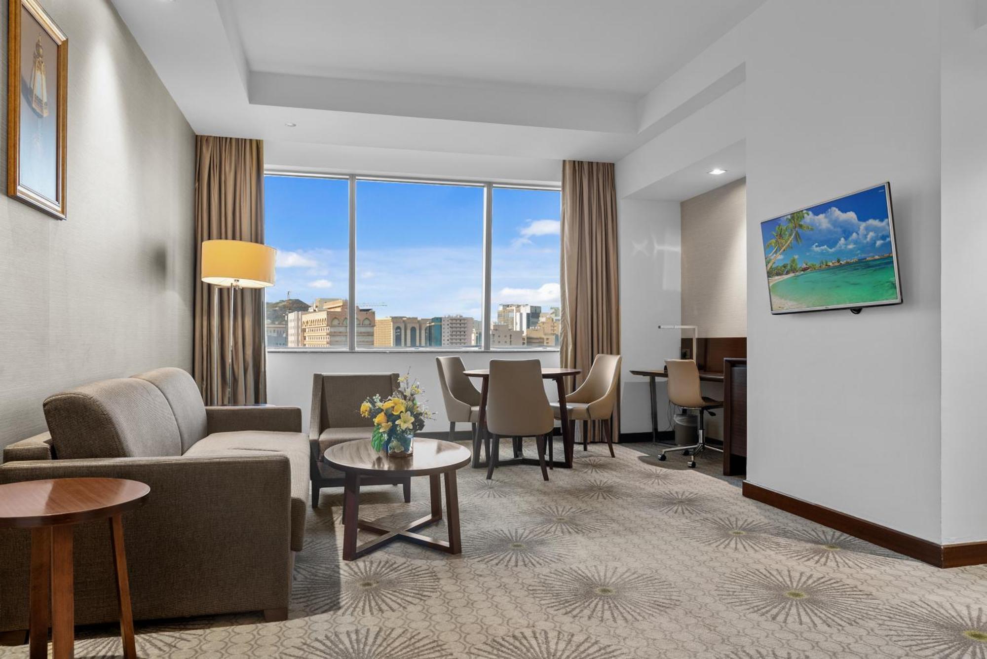 מכה Holiday Suites Al Azizia מראה חיצוני תמונה A room at the hotel