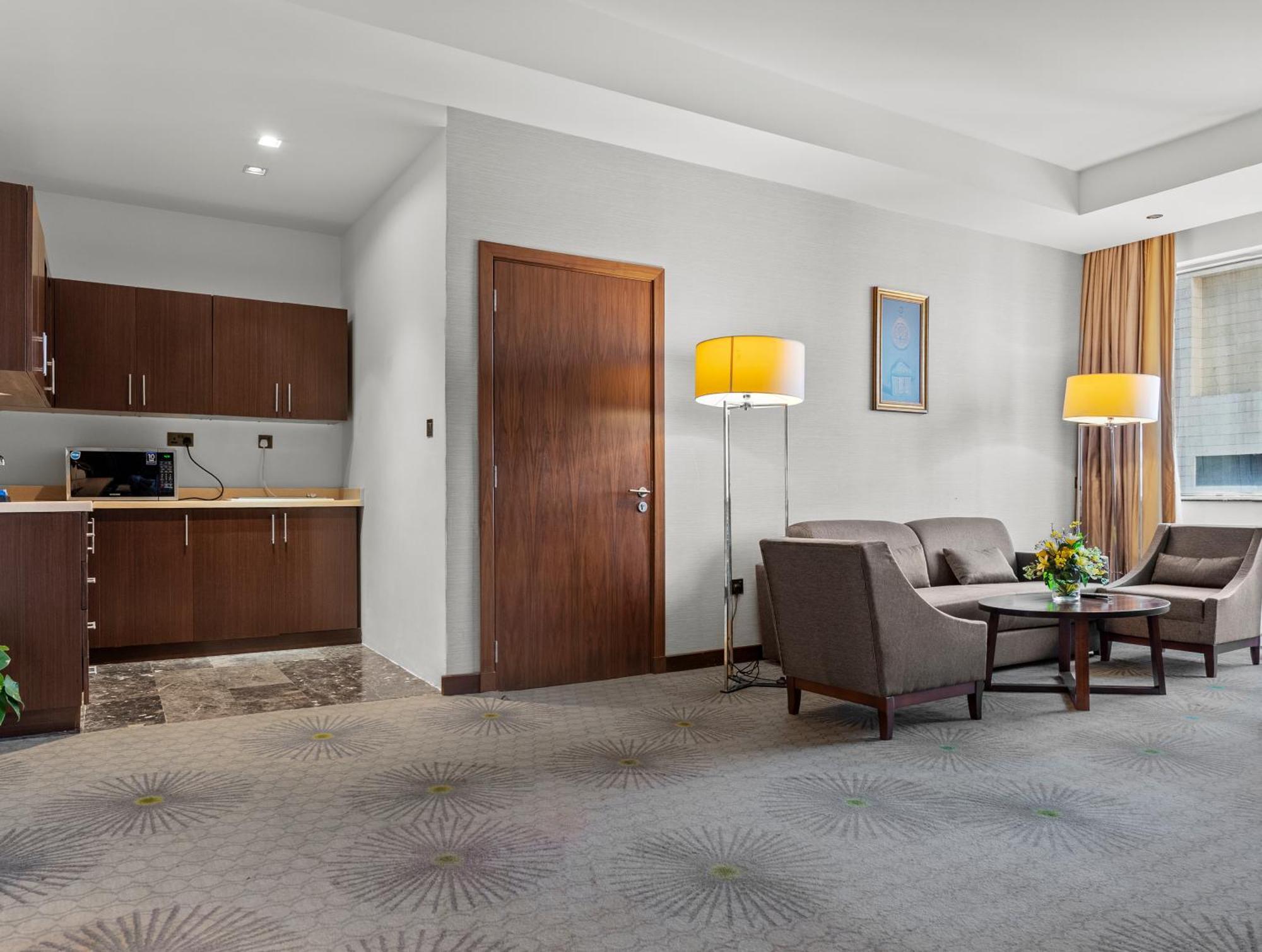מכה Holiday Suites Al Azizia מראה חיצוני תמונה A room at the hotel