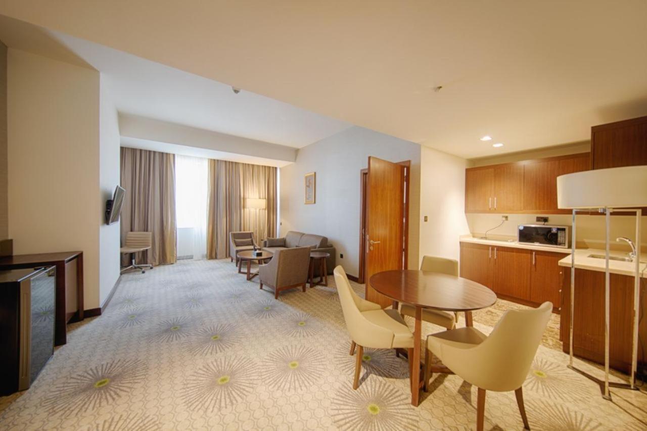 מכה Holiday Suites Al Azizia מראה חיצוני תמונה A room at the hotel