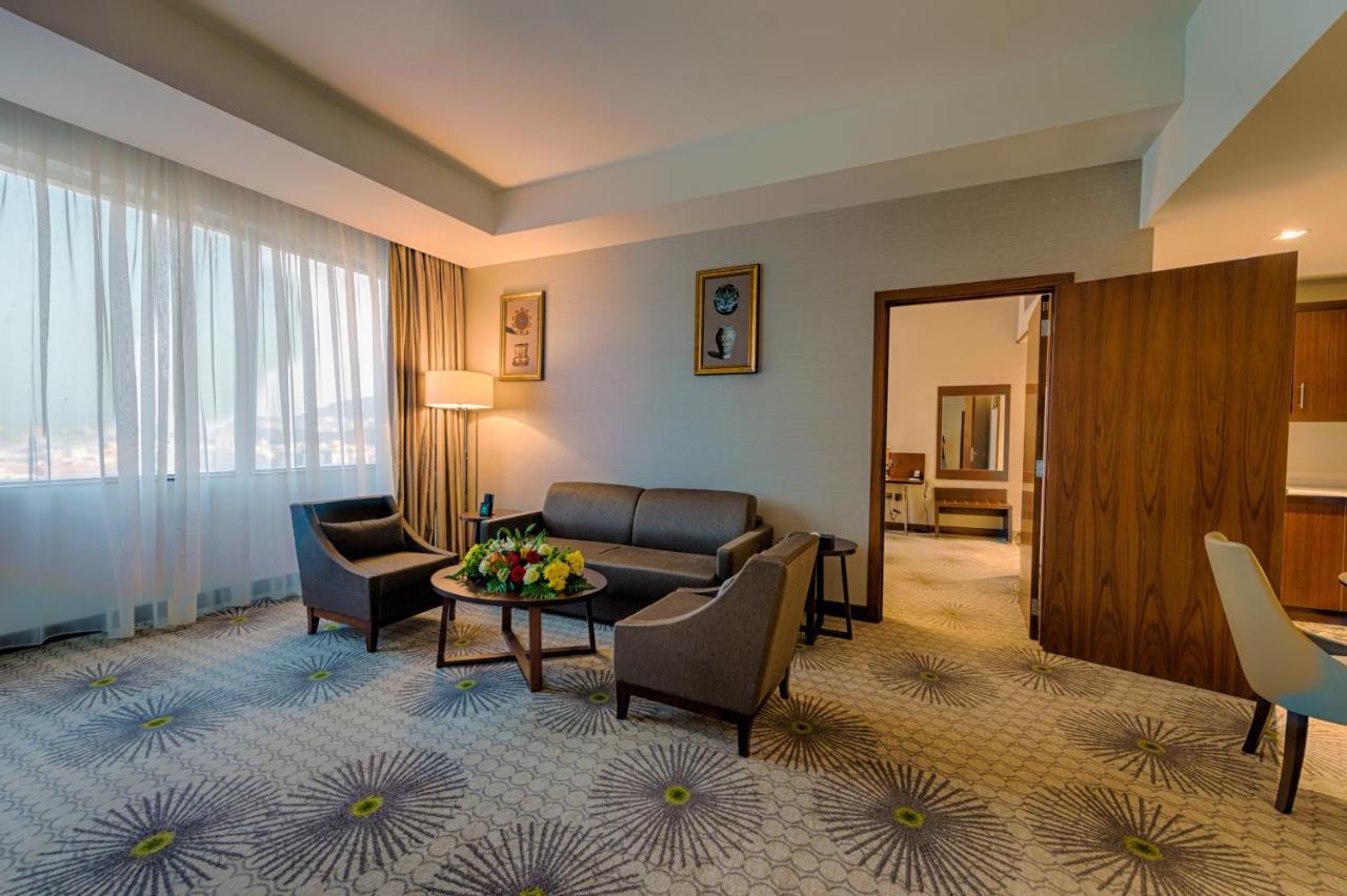 מכה Holiday Suites Al Azizia מראה חיצוני תמונה A room at the hotel