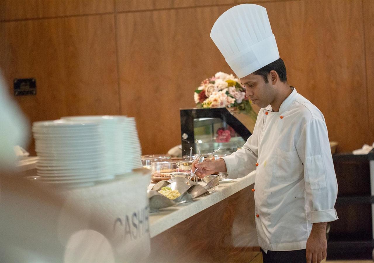 מכה Holiday Suites Al Azizia מראה חיצוני תמונה A chef preparing food at a buffet