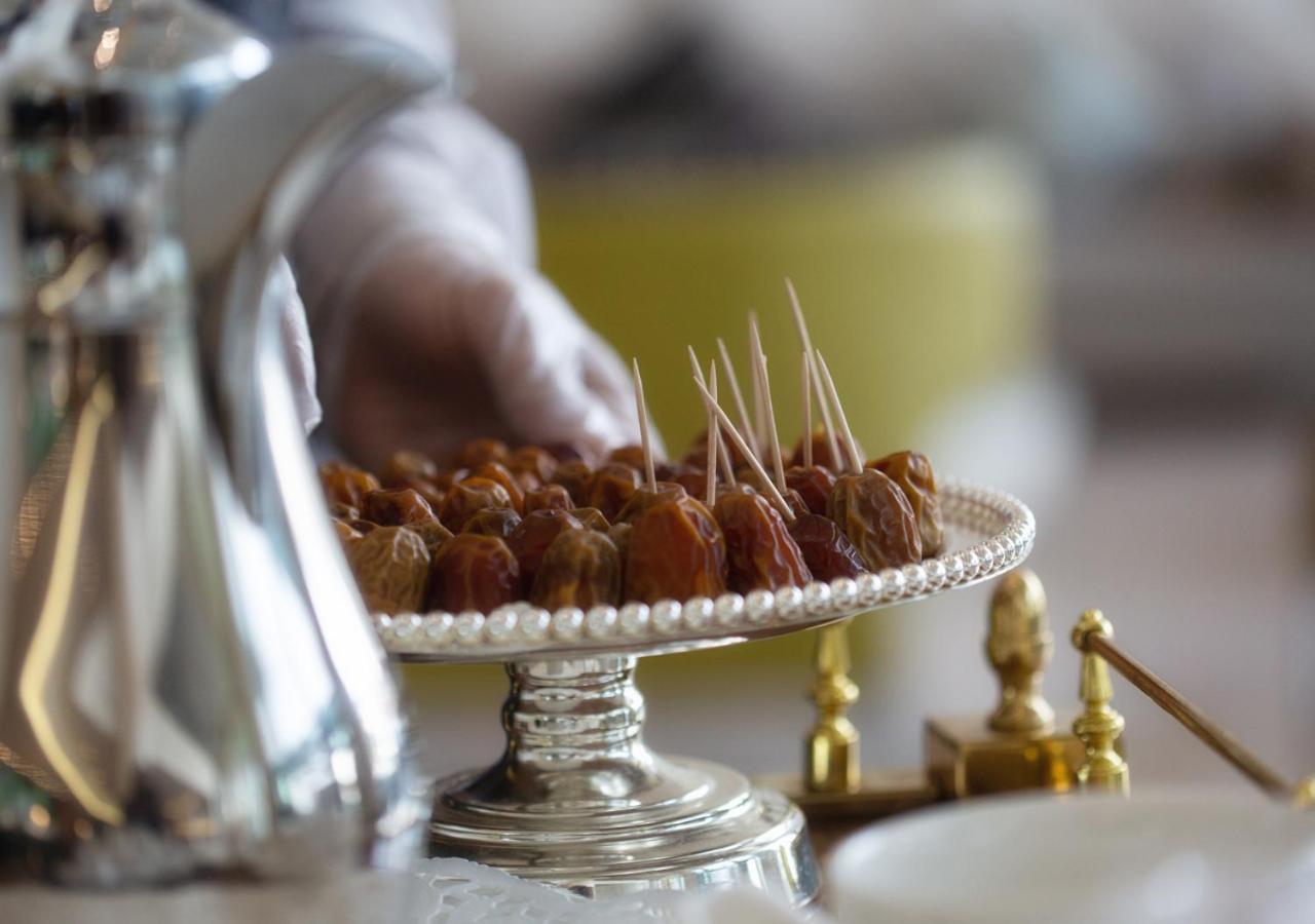 מכה Holiday Suites Al Azizia מראה חיצוני תמונה Dates are a traditional food in the Middle East.