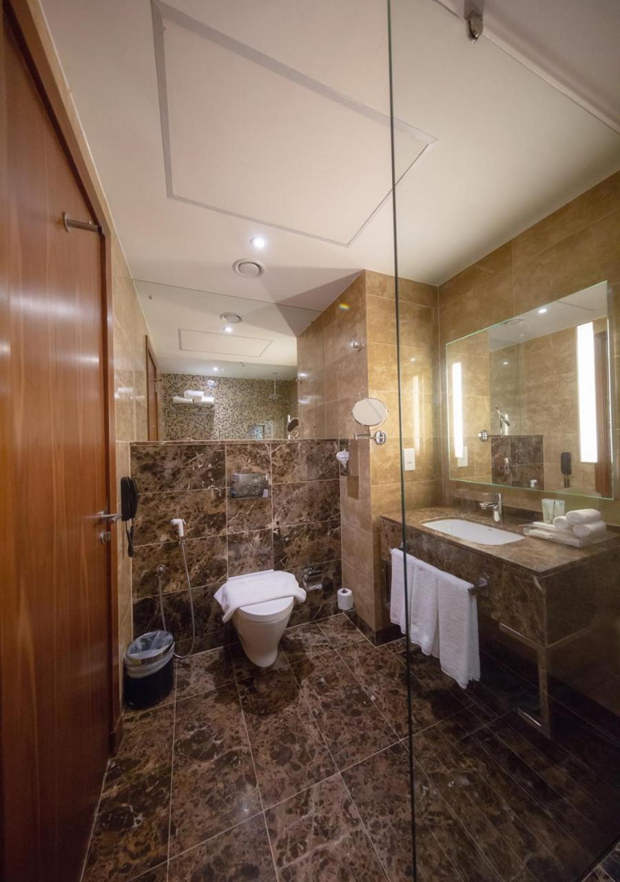 מכה Holiday Suites Al Azizia מראה חיצוני תמונה A bathroom at the hotel