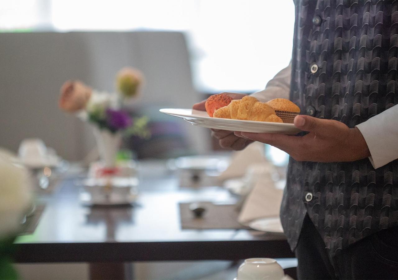 מכה Holiday Suites Al Azizia מראה חיצוני תמונה A waiter serving food at a buffet