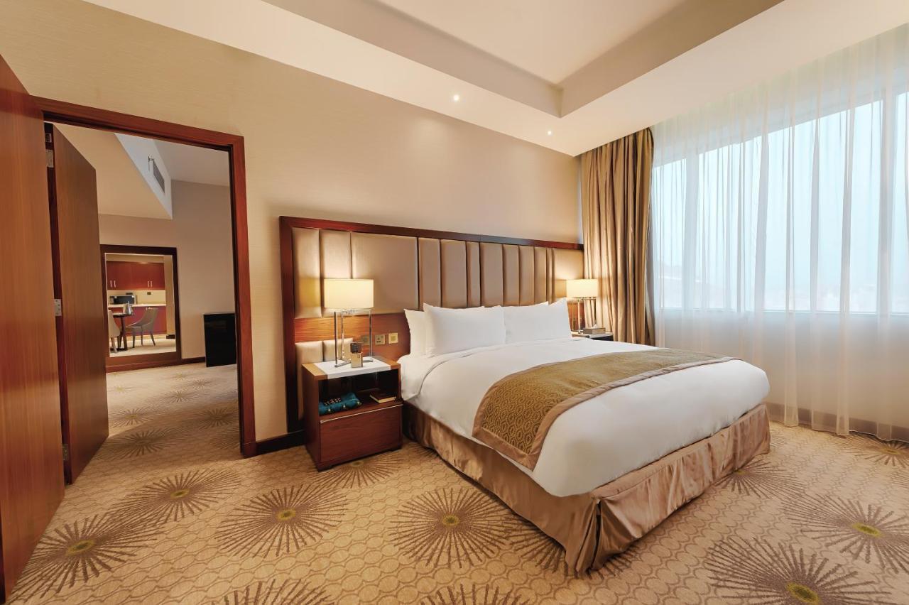 מכה Holiday Suites Al Azizia מראה חיצוני תמונה A room at the hotel