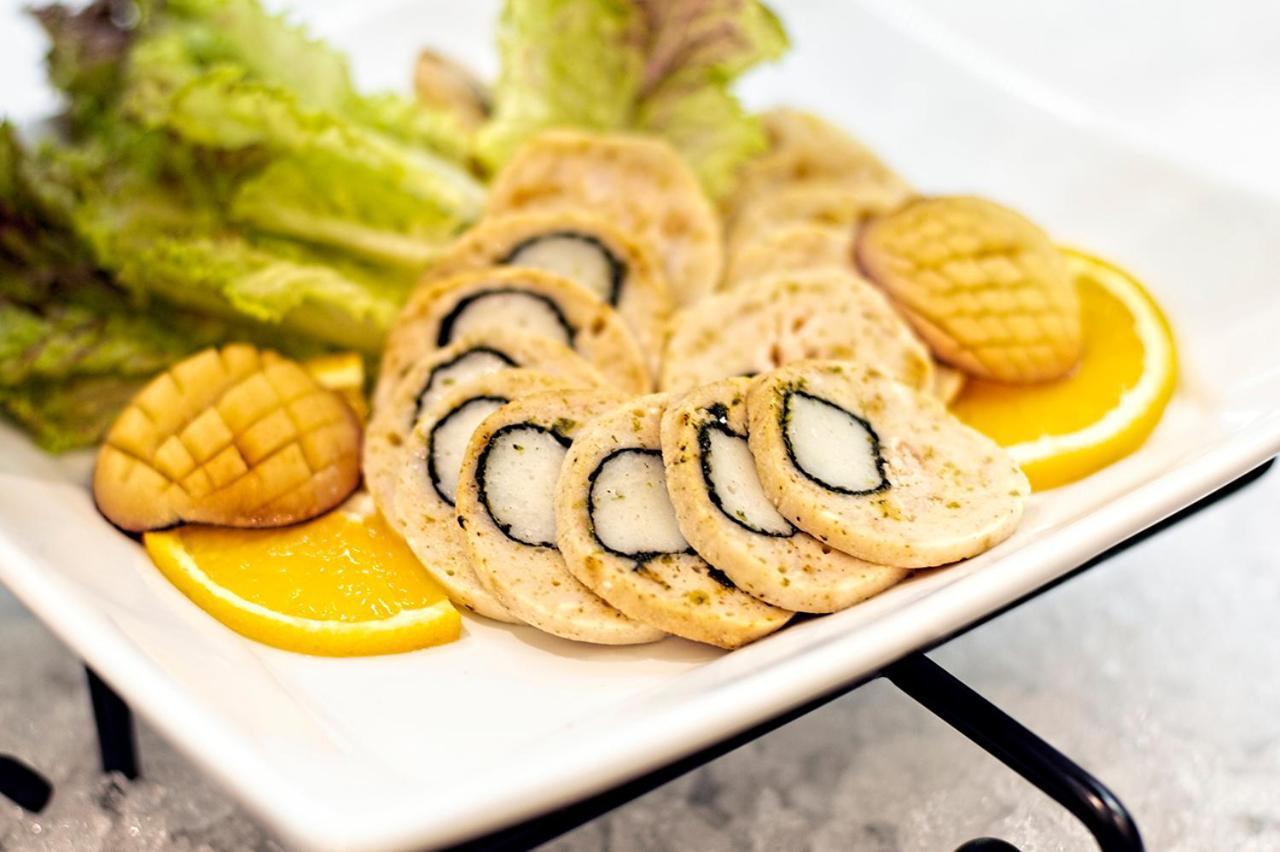 מכה Holiday Suites Al Azizia מראה חיצוני תמונה A plate of baked almond cookies