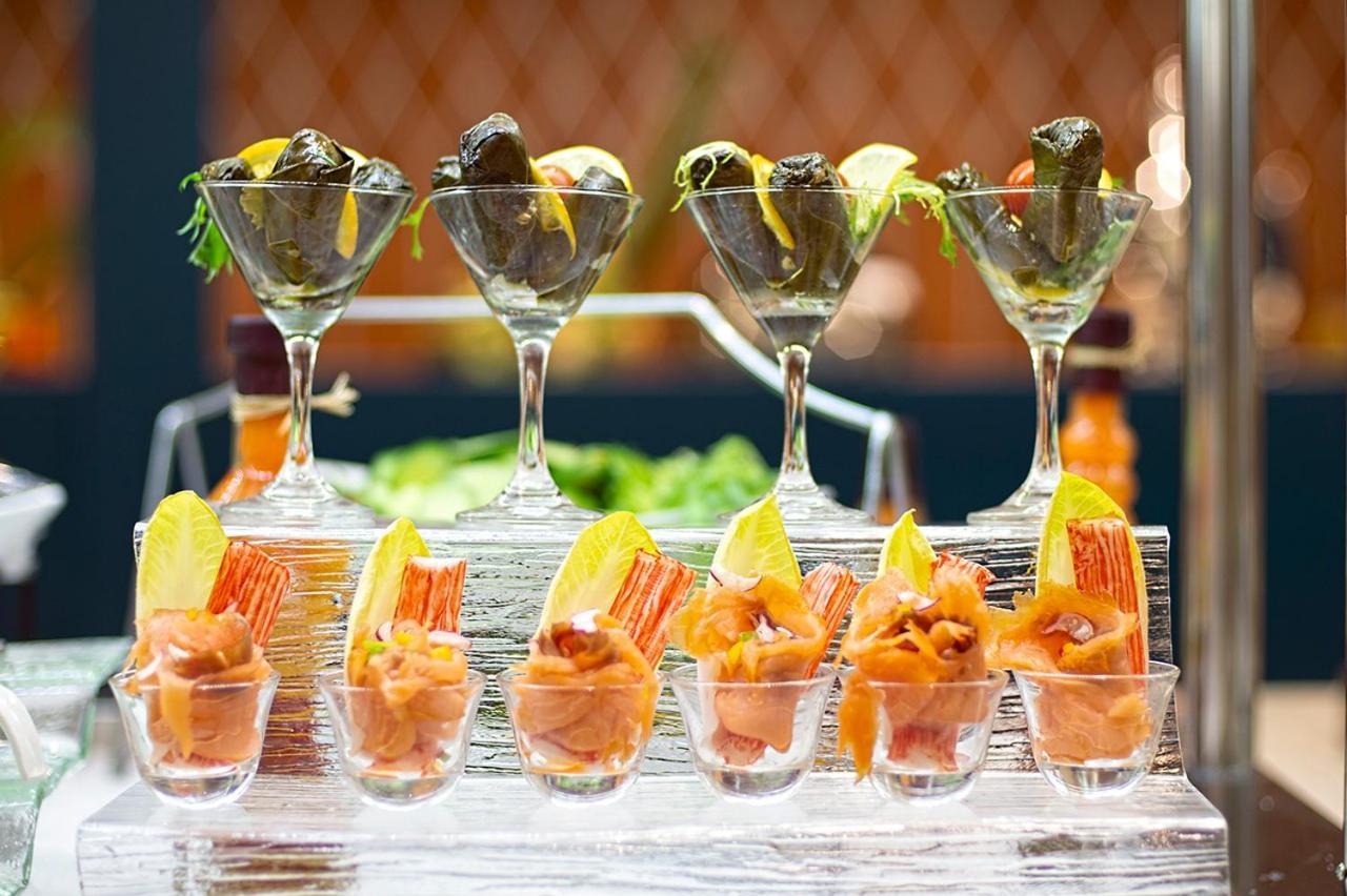 מכה Holiday Suites Al Azizia מראה חיצוני תמונה Apéritif at a buffet