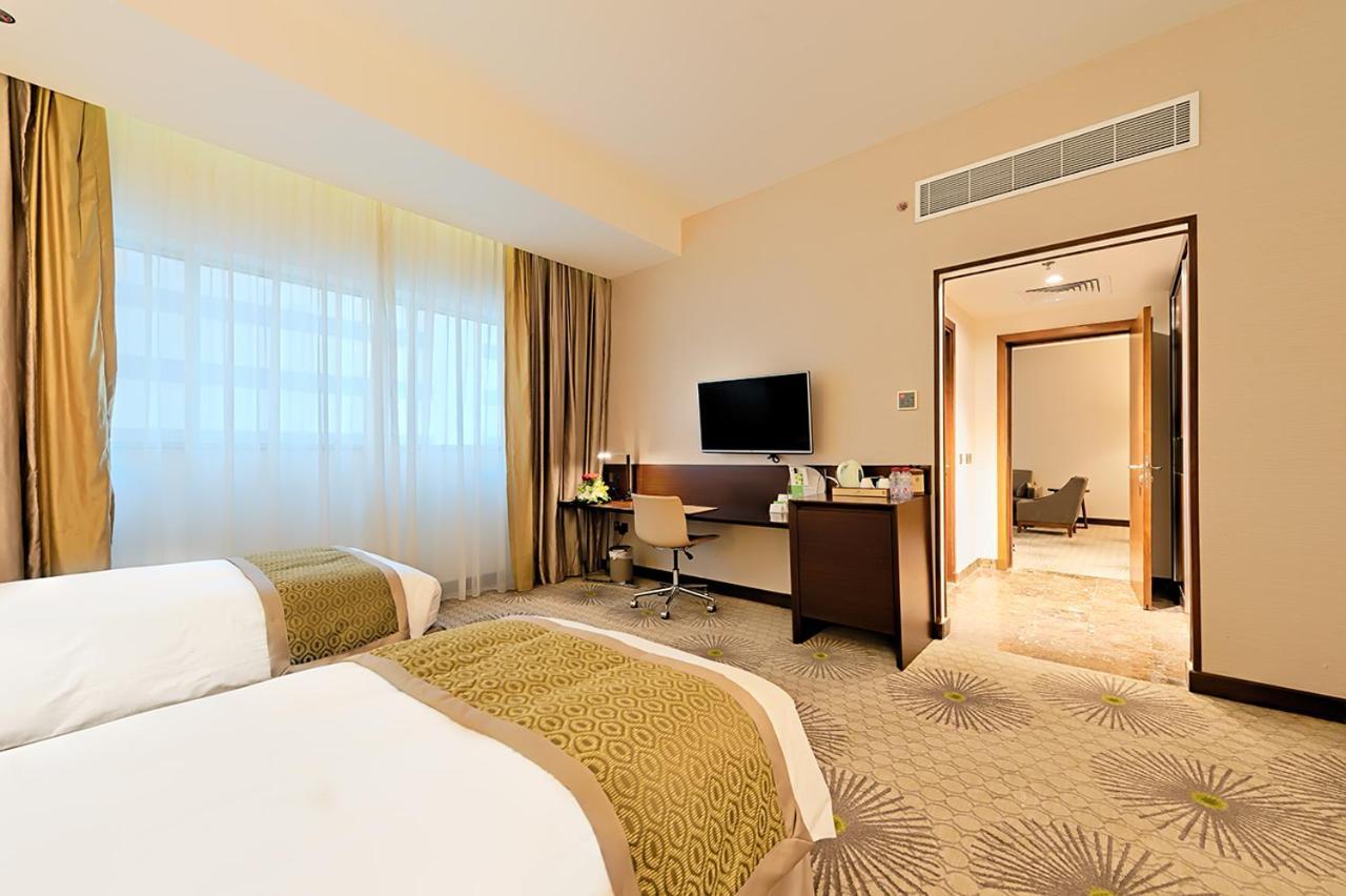 מכה Holiday Suites Al Azizia מראה חיצוני תמונה A room at the hotel