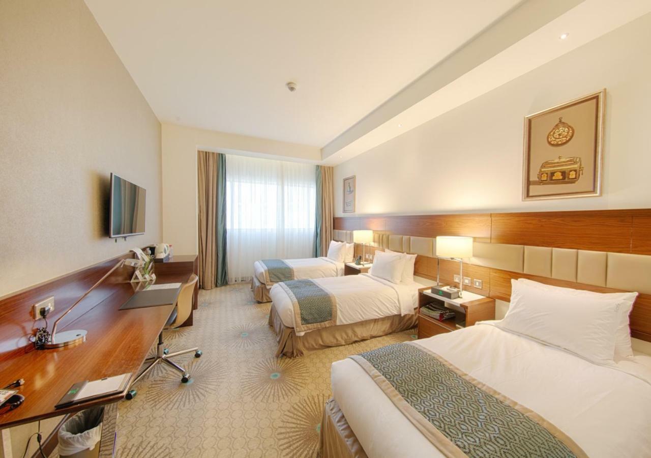 מכה Holiday Suites Al Azizia מראה חיצוני תמונה A room at the hotel